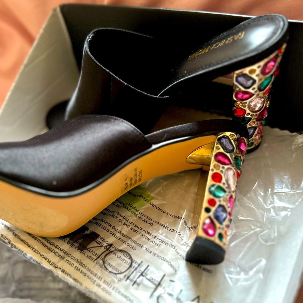 Women’s size 10. Slip on chunky jem heel.